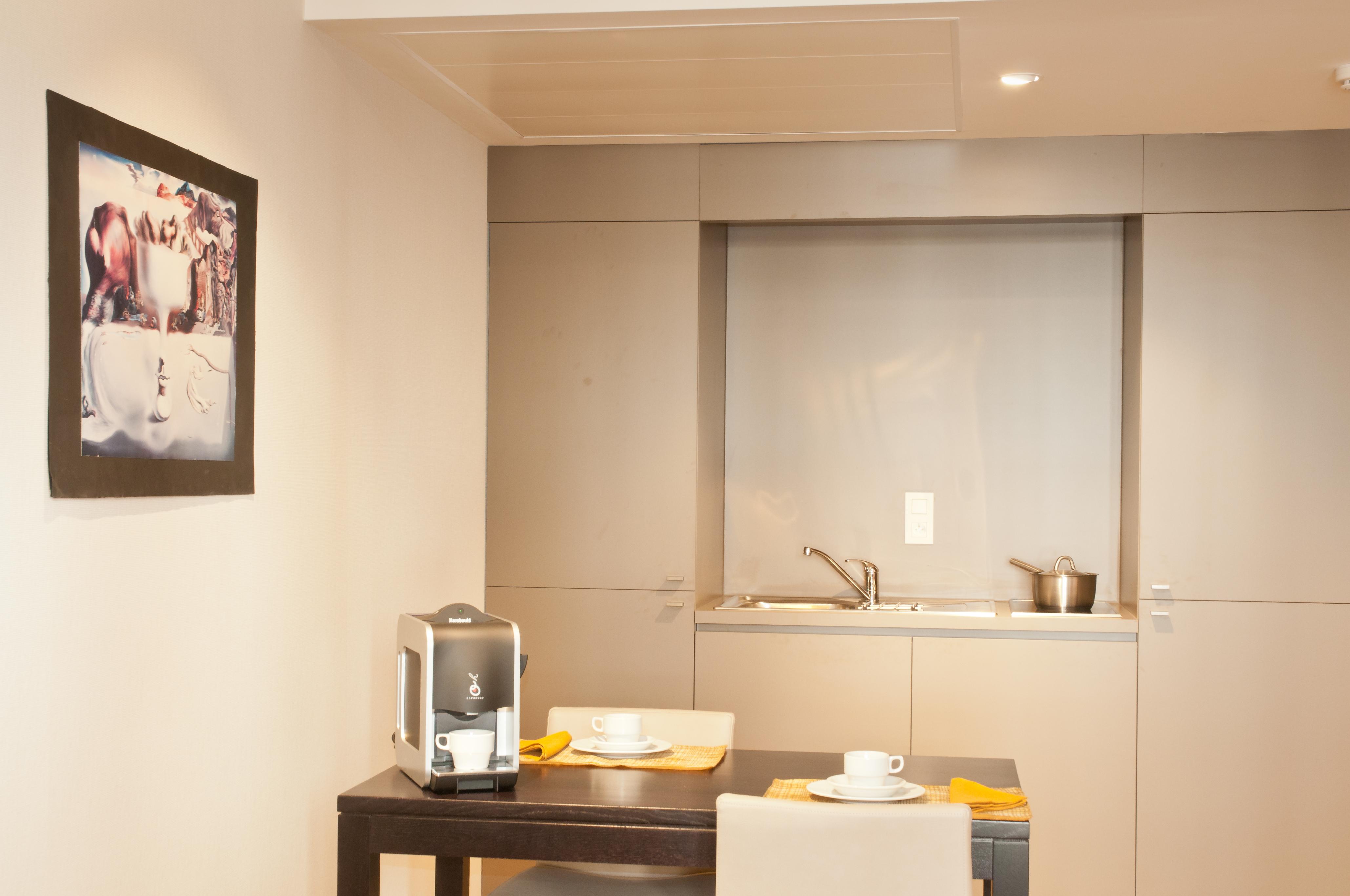 Castelnou Aparthotel Gent Bagian luar foto
