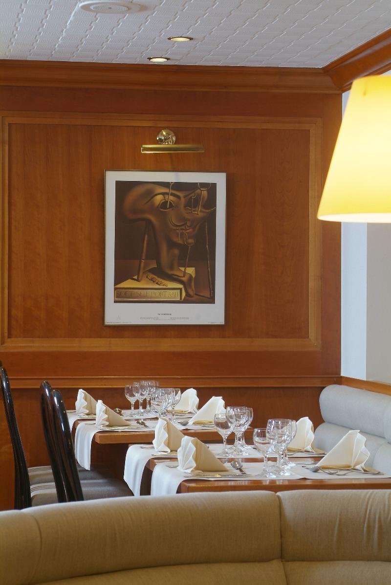Castelnou Aparthotel Gent Bagian luar foto